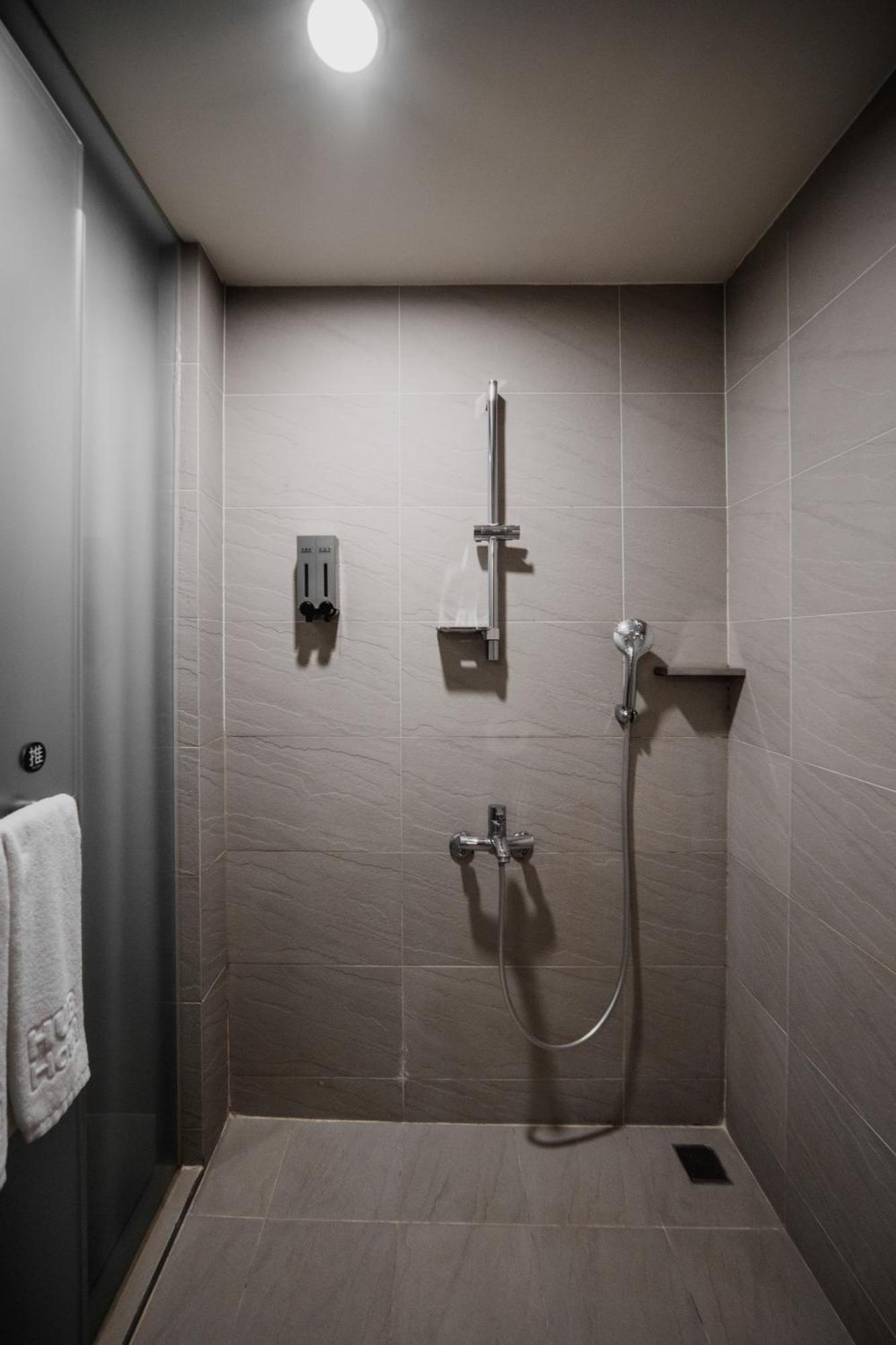 Hub Hotel Kaohsiung Yawan Branch Esterno foto